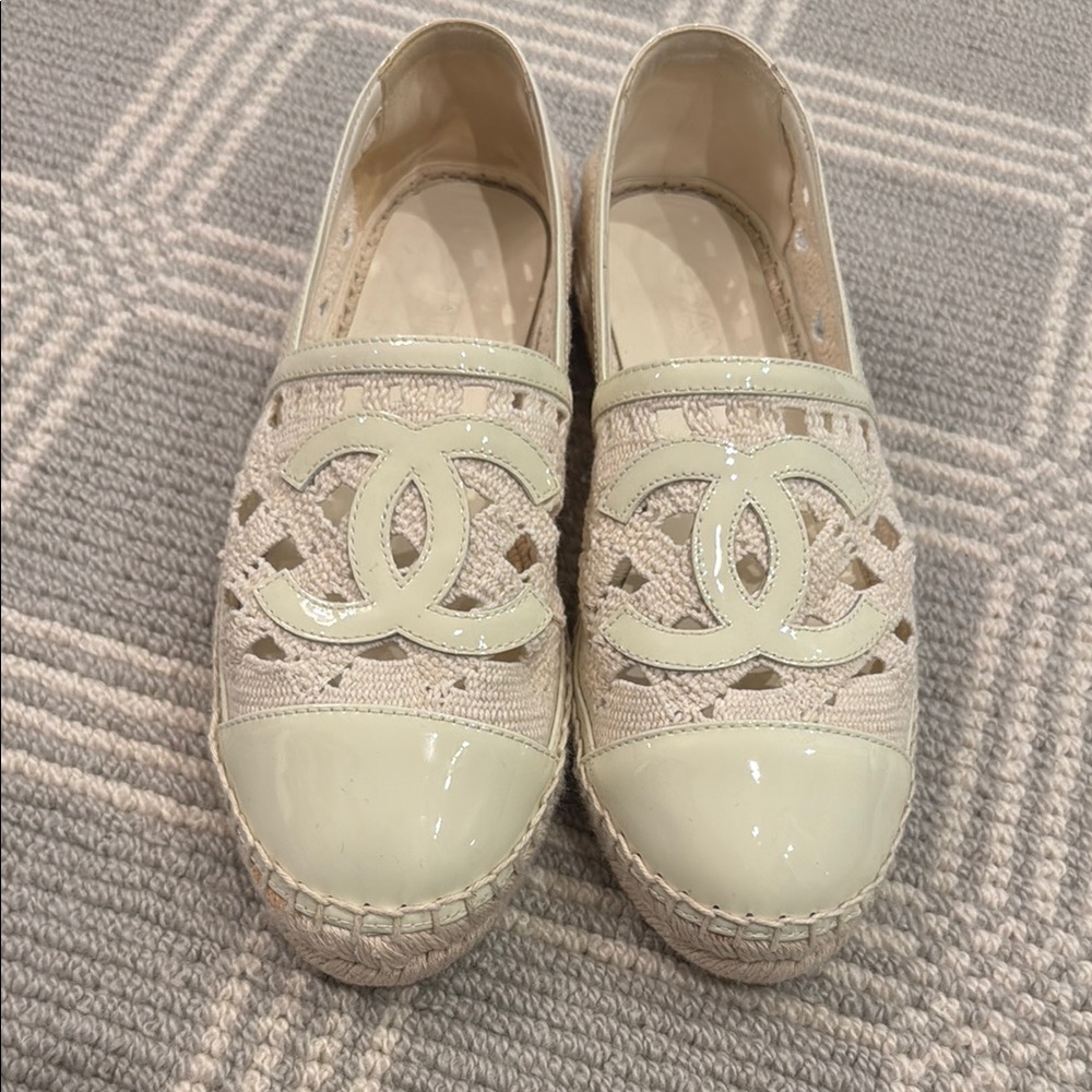 Chanel 20S Beige Ivory Patent Leather CC Logo Espadrille Slip On Ballet Flat